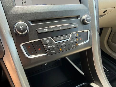 Used 2018 Ford Fusion SE w/ Fusion SE Technology Package FWD image 22