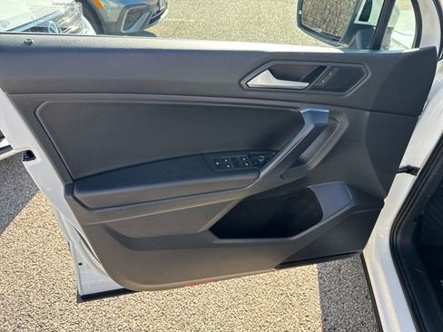 Certified 2021 Volkswagen Tiguan SE w/ Panoramic Sunroof Package image 11