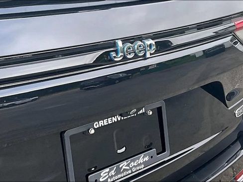 Used 2022 Jeep Grand Cherokee Overland w/ Advanced Protech Group III AWD/4WD image 23