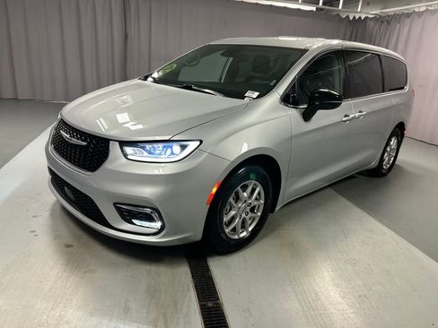 Used 2024 Chrysler Pacifica Touring-L image 3