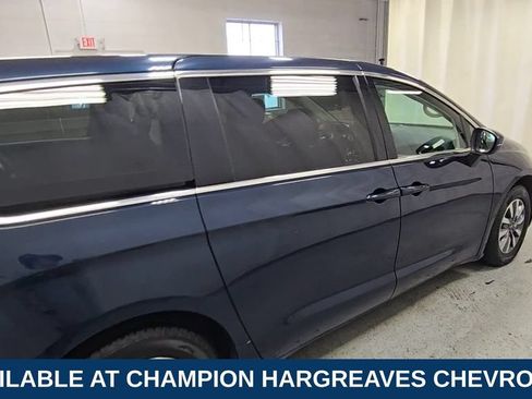 Used 2023 Chrysler Pacifica Touring-L FWD image 11