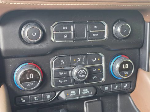 Used 2021 Chevrolet Suburban High Country w/ Premium Package AWD/4WD image 16