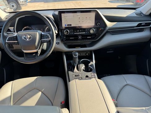 Used 2023 Toyota Highlander XLE image 14