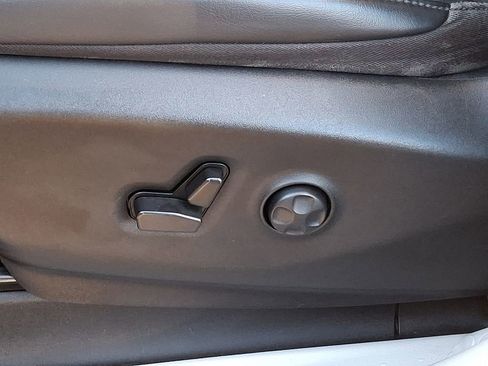 Used 2023 Chrysler Pacifica Touring-L image 11