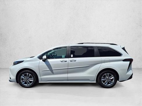 Used 2025 Toyota Sienna XLE w/ XLE Plus Package AWD/4WD image 9