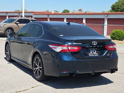Used 2020 Toyota Camry SE w/ Convenience Package FWD image 4