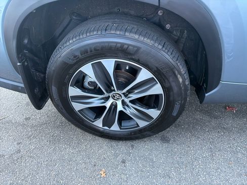 Used 2022 Toyota Highlander XLE image 5