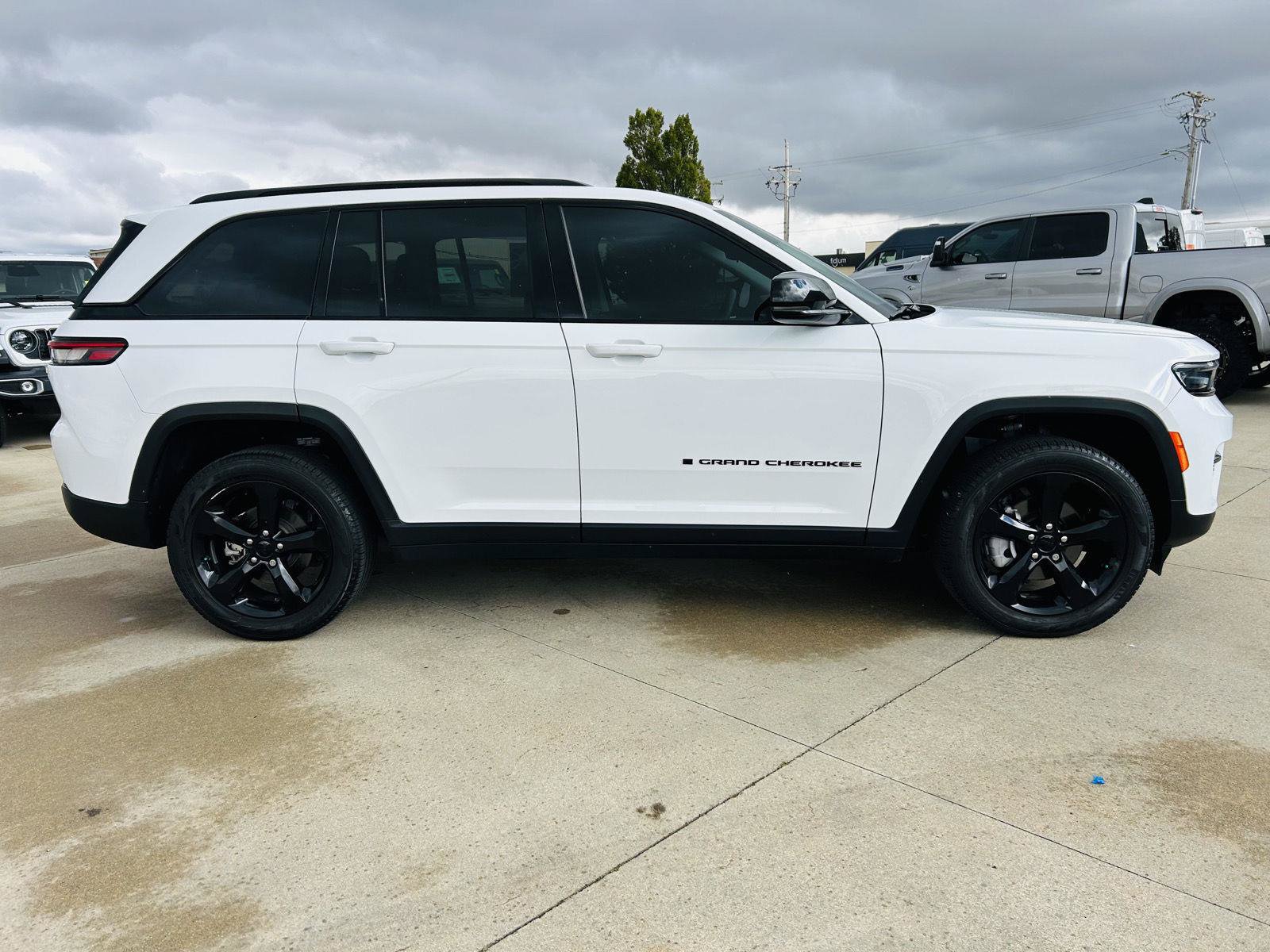 Used 2023 Jeep Grand Cherokee Limited w/ Black Appearance Package AWD/4WD image 42