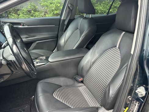 Used 2018 Toyota Camry SE w/ Convenience Package FWD image 14