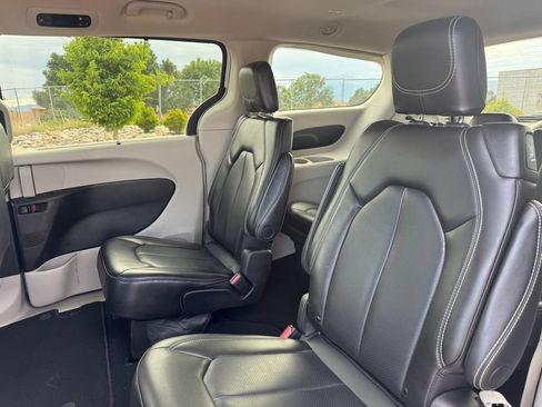 Used 2023 Chrysler Pacifica Touring-L FWD image 8