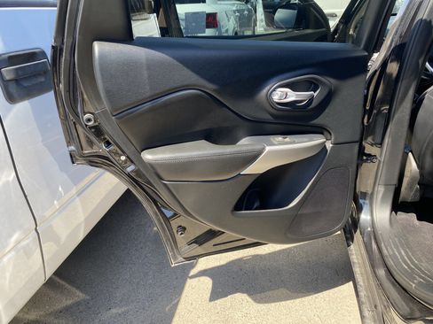 Used 2016 Jeep Cherokee Overland FWD image 16