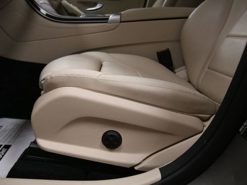 Used 2021 Mercedes-Benz GLC 300 4MATIC image 11