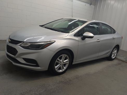 Used 2017 Chevrolet Cruze LT w/ Convenience Package FWD image 2