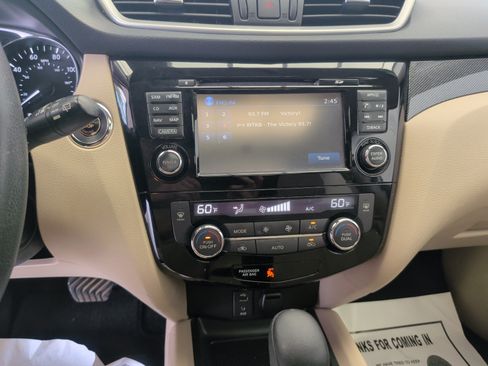 Used 2016 Nissan Rogue SL w/ SL Premium Package FWD image 10