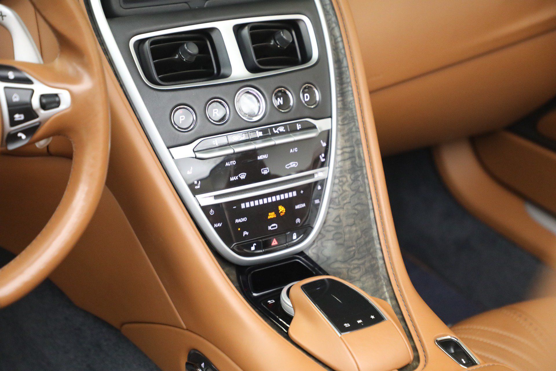 Used 2019 Aston Martin DB11 Volante RWD image 34
