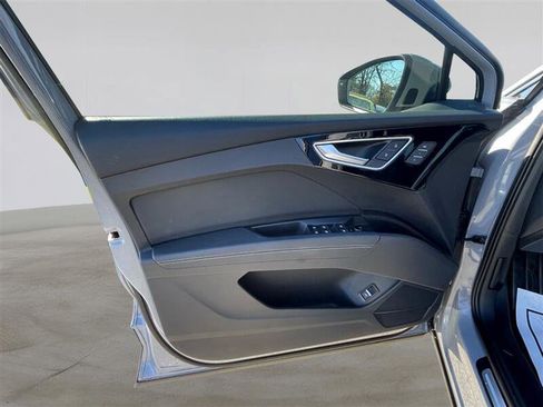 Used 2022 Audi Q4 e-tron Prestige image 11