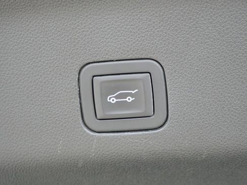 Used 2025 Chevrolet Suburban Z71 image 27