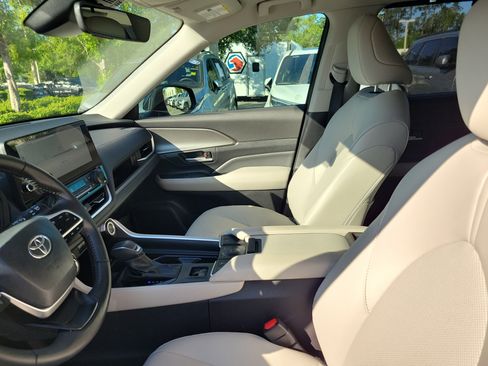 Certified 2025 Toyota Grand Highlander FWD image 23