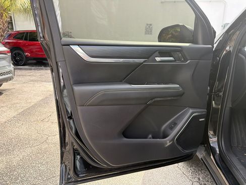 Used 2025 GMC Acadia Elevation w/ Black Edition FWD image 18