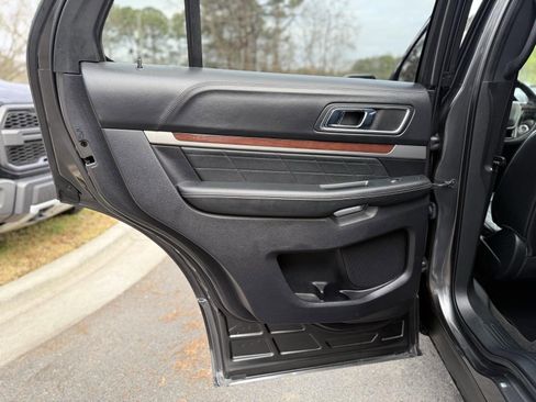 Used 2018 Ford Explorer Platinum image 28