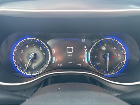 Used 2025 Chrysler Pacifica Select FWD image 3