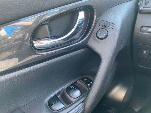 Used 2017 Nissan Rogue SV AWD/4WD image 16