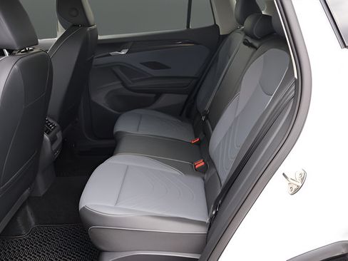 Certified 2025 Volkswagen Tiguan SE w/ Panoramic Sunroof Package AWD/4WD image 14