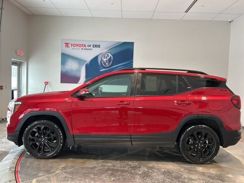 Used 2022 GMC Terrain SLE w/ Driver Convenience Package image 3