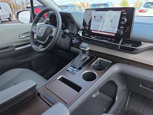 Used 2024 Toyota Sienna XLE image 16