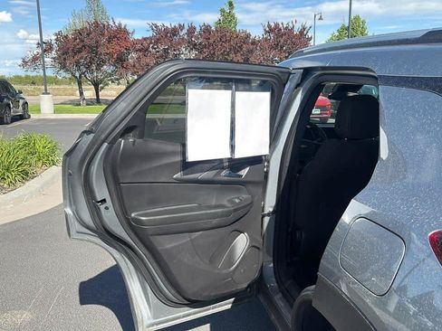 Used 2025 Chevrolet TrailBlazer LT AWD/4WD image 17