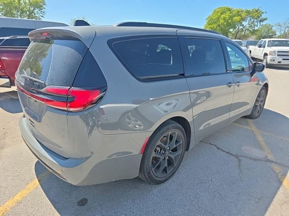 Used 2024 Chrysler Pacifica Touring-L w/ S Appearance Package FWD image 3