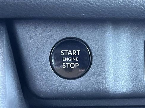 Used 2025 Nissan Rogue S FWD image 31