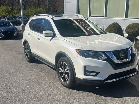Used 2019 Nissan Rogue SV w/ Sun & Sound Touring Package image 3