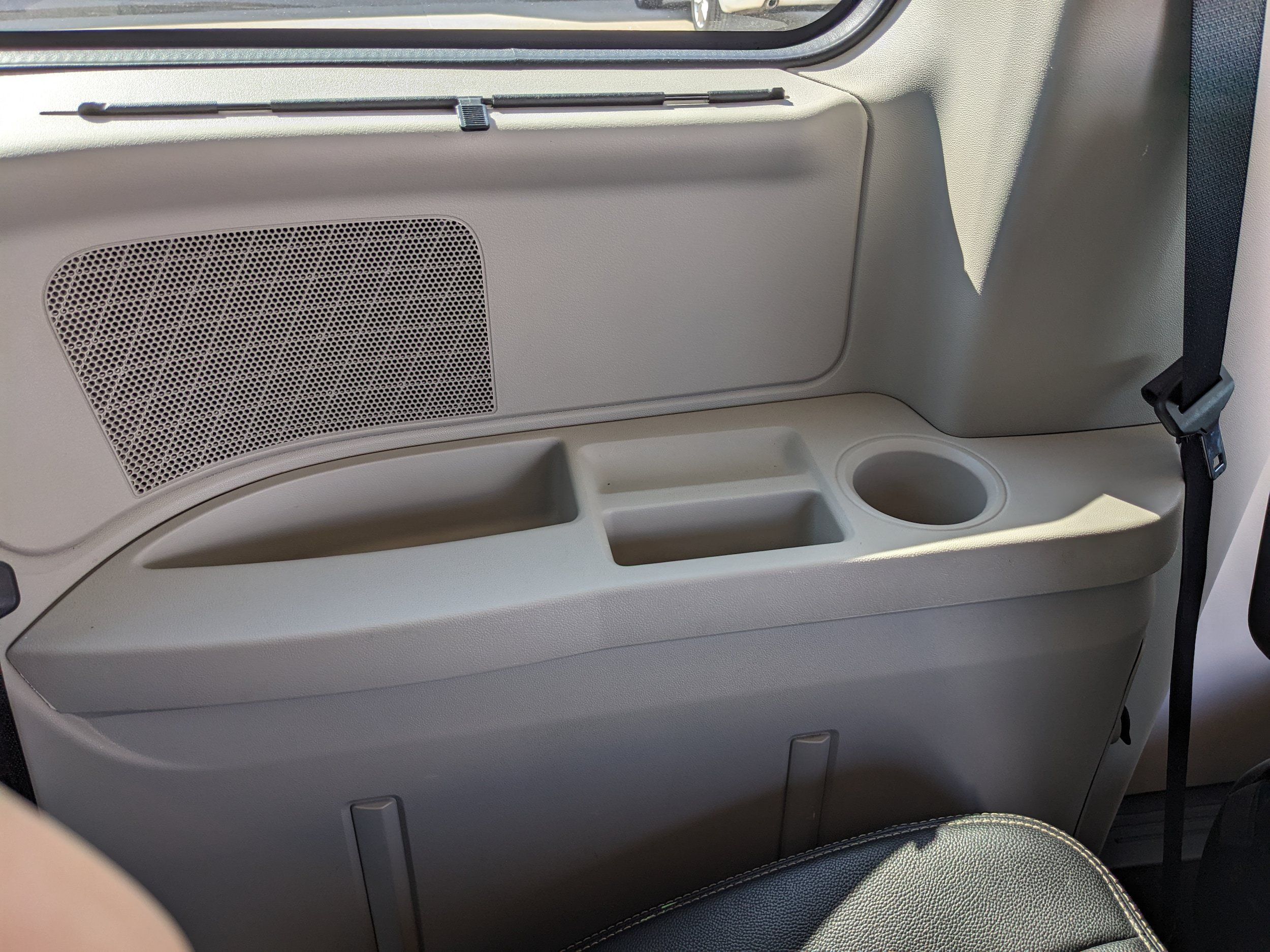 Used 2016 Chrysler Town & Country Touring-L FWD image 43