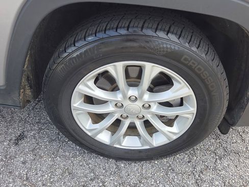 Used 2021 Jeep Cherokee Latitude FWD image 16
