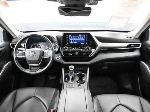 Used 2022 Toyota Highlander XLE image 28