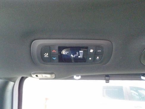 Used 2025 Chrysler Pacifica Limited FWD image 24