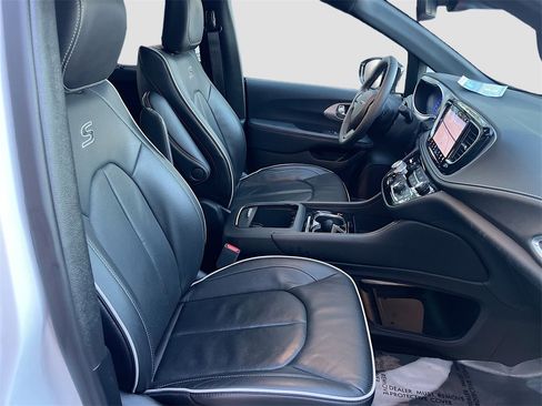 Used 2025 Chrysler Pacifica Limited image 31