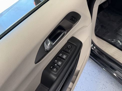 Used 2023 Chrysler Pacifica Touring-L FWD image 12