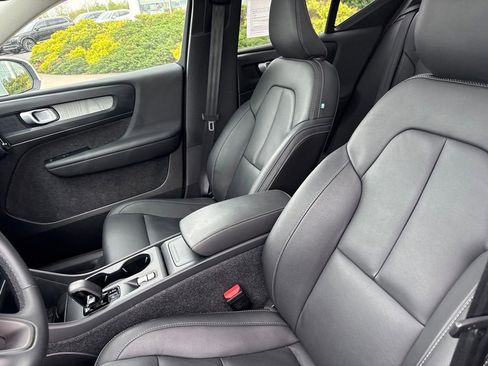 Certified 2025 Volvo XC40 B5 Core AWD/4WD image 17