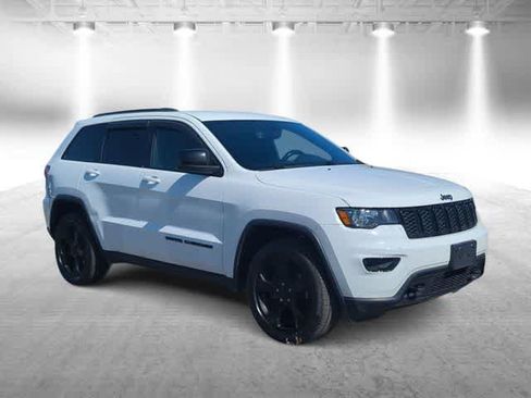 Used 2018 Jeep Grand Cherokee Laredo AWD/4WD image 2