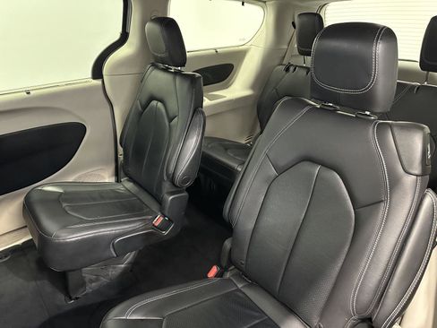 Used 2022 Chrysler Pacifica Touring-L FWD image 27