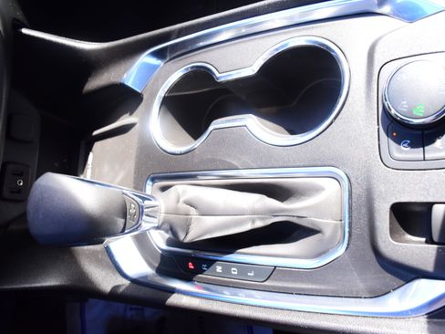 Used 2023 Chevrolet Traverse LT w/ Rear Camera Mirror Package image 27