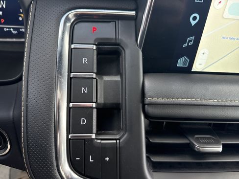 Used 2023 Chevrolet Suburban Premier w/ Advanced Technology Package image 27