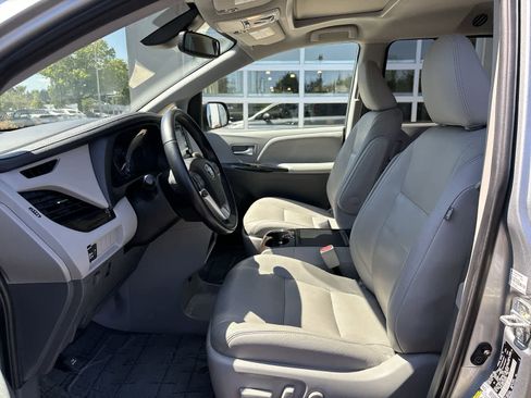 Used 2020 Toyota Sienna XLE image 8