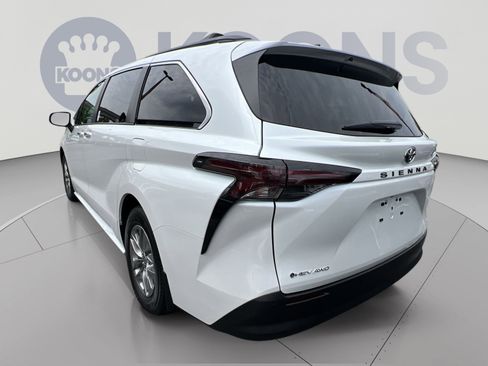 Used 2026 Toyota Sienna XLE AWD/4WD image 4