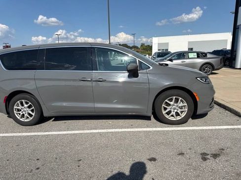 Used 2023 Chrysler Pacifica Touring-L FWD image 10
