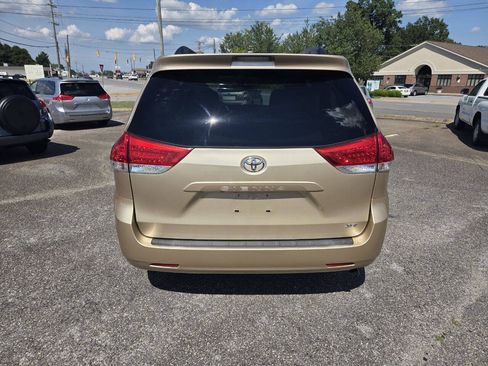 Used 2011 Toyota Sienna XLE FWD image 4