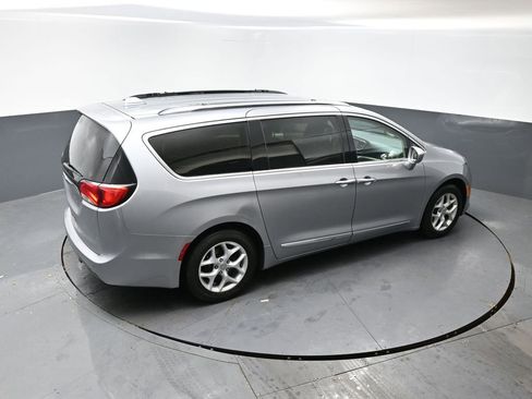 Used 2018 Chrysler Pacifica Touring-L w/ Tire & Wheel Group image 12