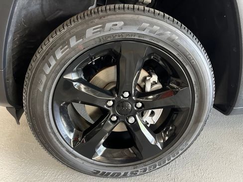 Used 2024 Jeep Grand Cherokee Altitude AWD/4WD image 45
